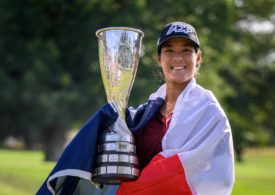 Céline Boutier mit der Trophäe bei der Amundi Evian Championship