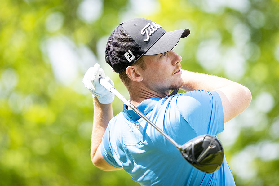 Der Golfer Daniel Hillier hält sein Schläger hinter seinem Kopf beim KLM Open 2023