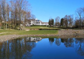 Ein Clubhaus und ein Teich auf einem Golfplatz