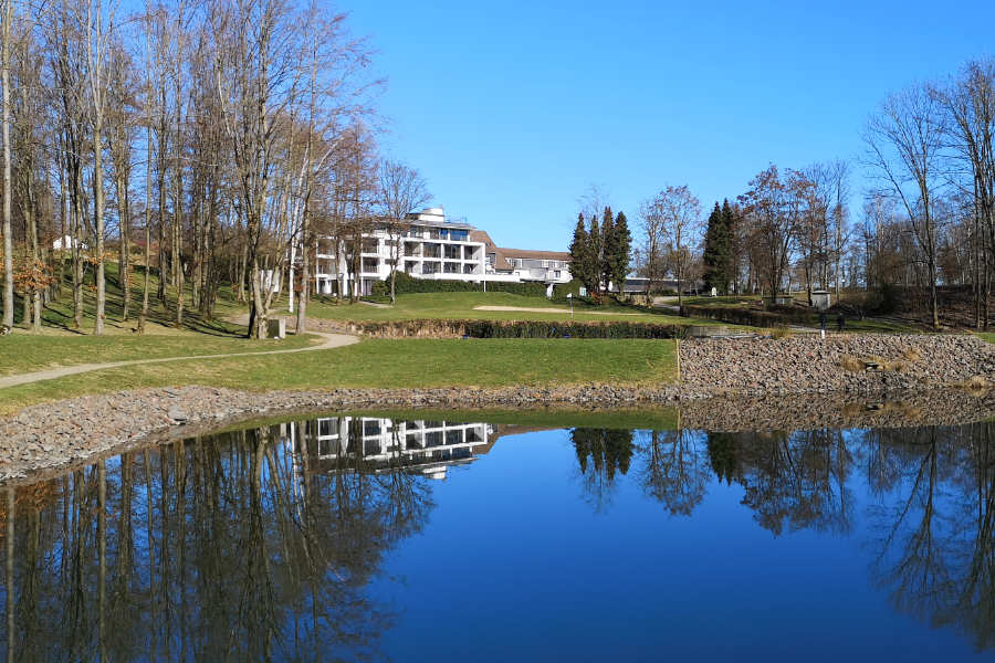 Ein Clubhaus und ein Teich auf einem Golfplatz