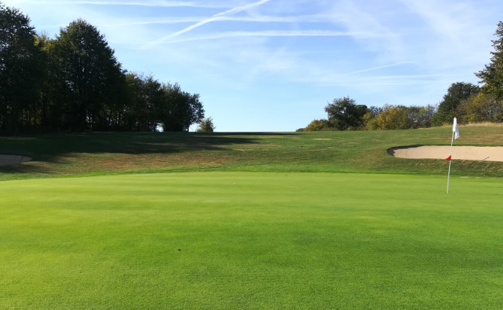 Eine Fahne und ein Sandbunker auf einem Golfplatz