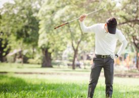 Ein Golfer schaut zu Boden und ärgert sich