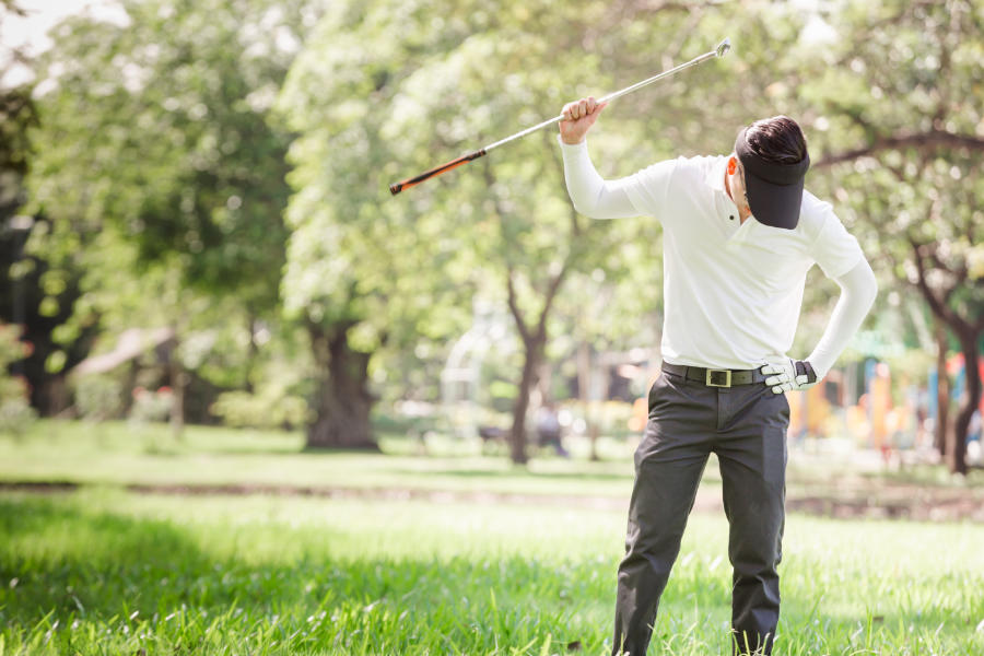 Ein Golfer schaut zu Boden und ärgert sich