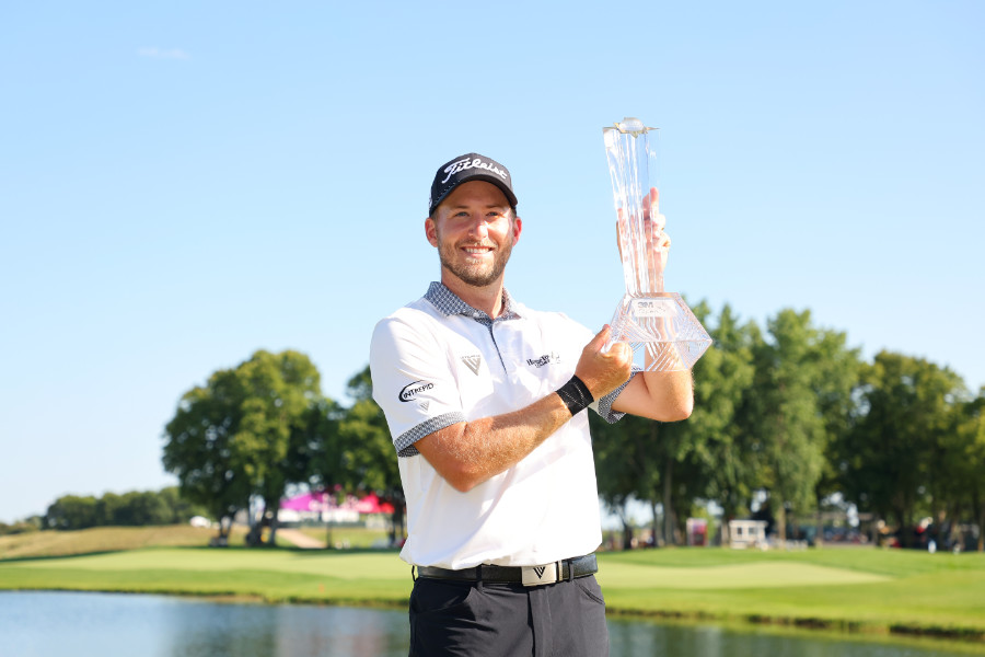 Lee Hodges hält die Trophäe der 3M Open in den Händen