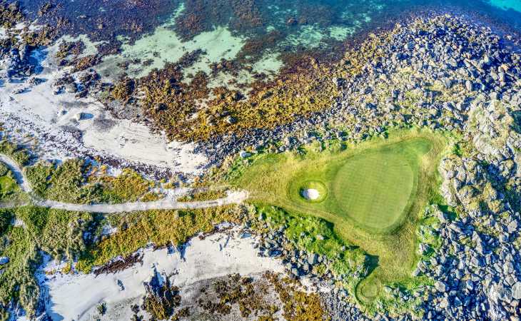 Ein Green auf einem Golfplatz von Oben