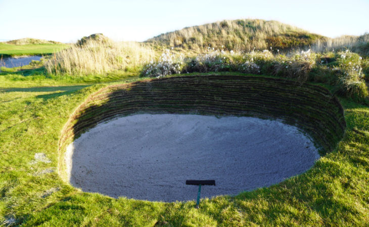 Ein Sandbunker auf einem Golfplatz