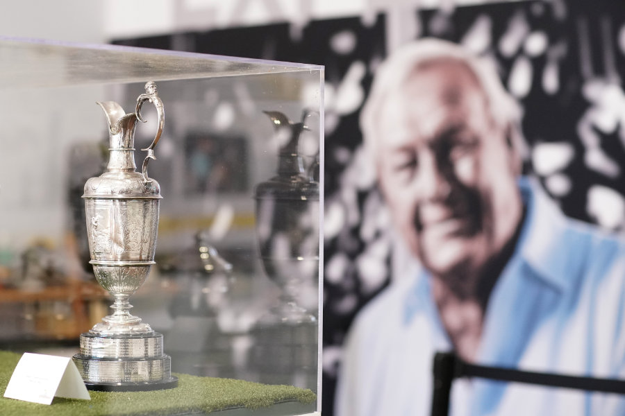 Eine Trophäe in einer Glasvitrine