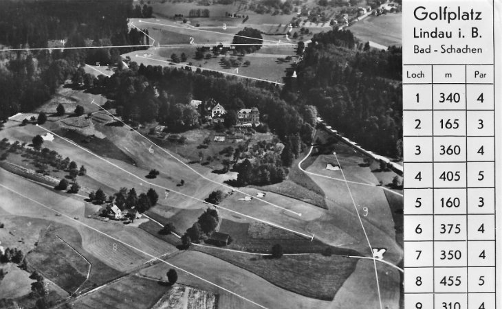 Eine Schwarz-Weiß-Aufnahme eines Golfplatzes von oben