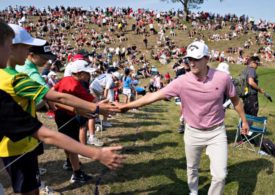 Ein Golfer klatscht mit Zuschauern ab
