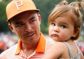 Der Golfspieler Rickie Fowler und seine Tochter bei den Rocket Mortgage Classic 2023