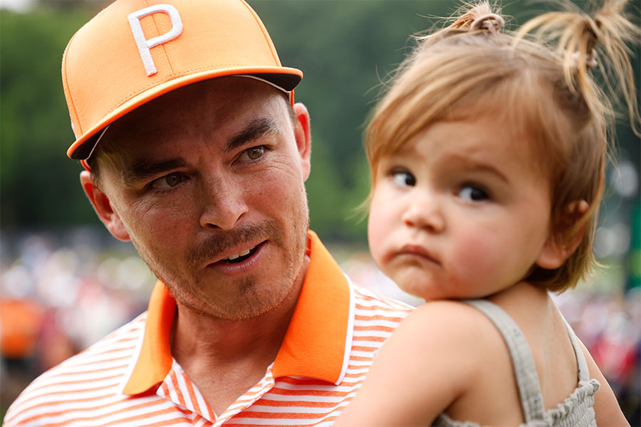 Der Golfspieler Rickie Fowler und seine Tochter bei den Rocket Mortgage Classic 2023