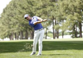 Golfer Rory McIlroy nimmt bei einem Schlag eine Menge Rasen mit