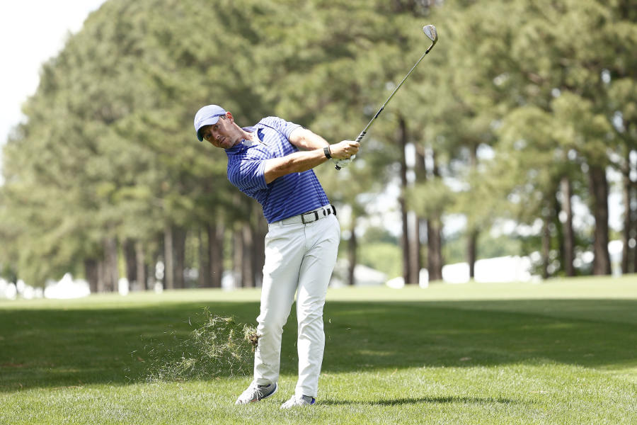 Golfer Rory McIlroy nimmt bei einem Schlag eine Menge Rasen mit