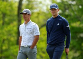 Zwei Golfer laufen nebeneinander
