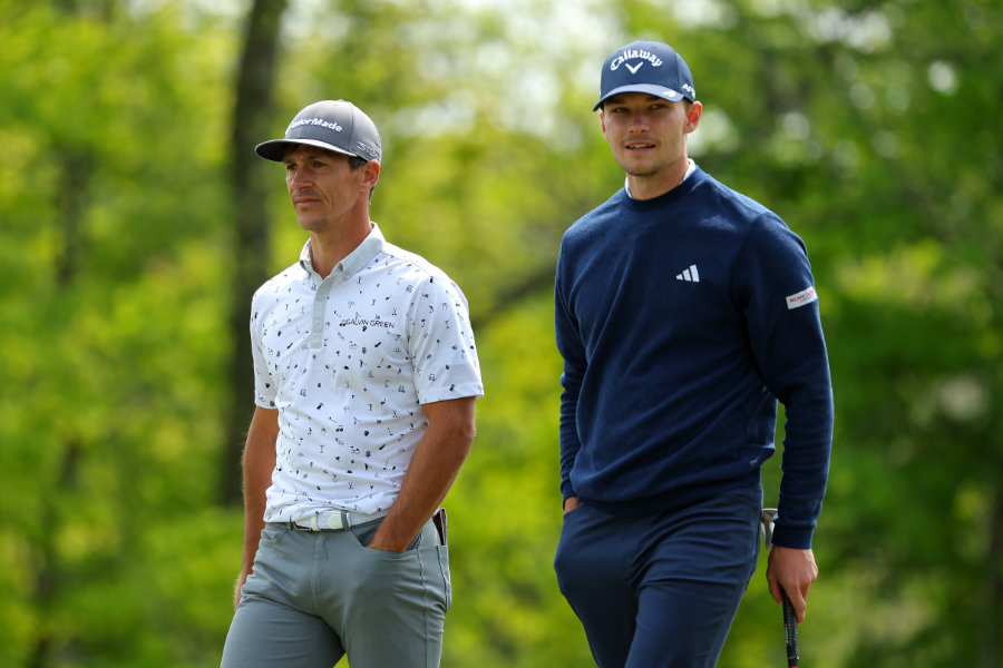 Zwei Golfer laufen nebeneinander