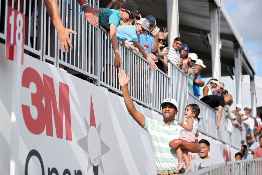 Tony Finau feiert mit Fans