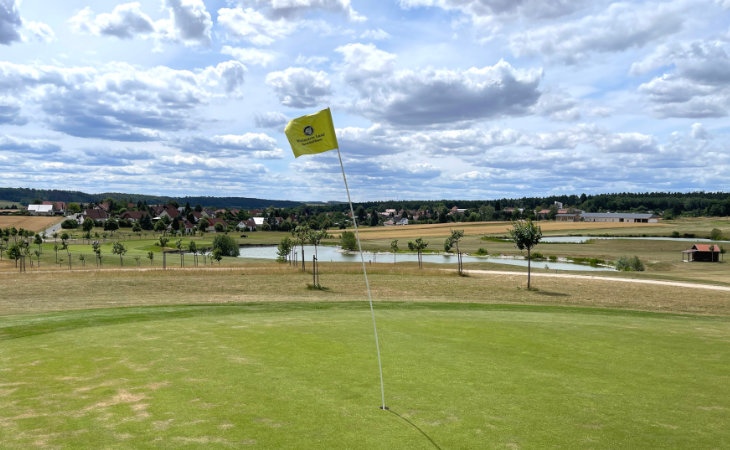 Fahne biegt sich im Wind