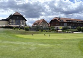 Ein Clubhaus auf einem Golfplatz