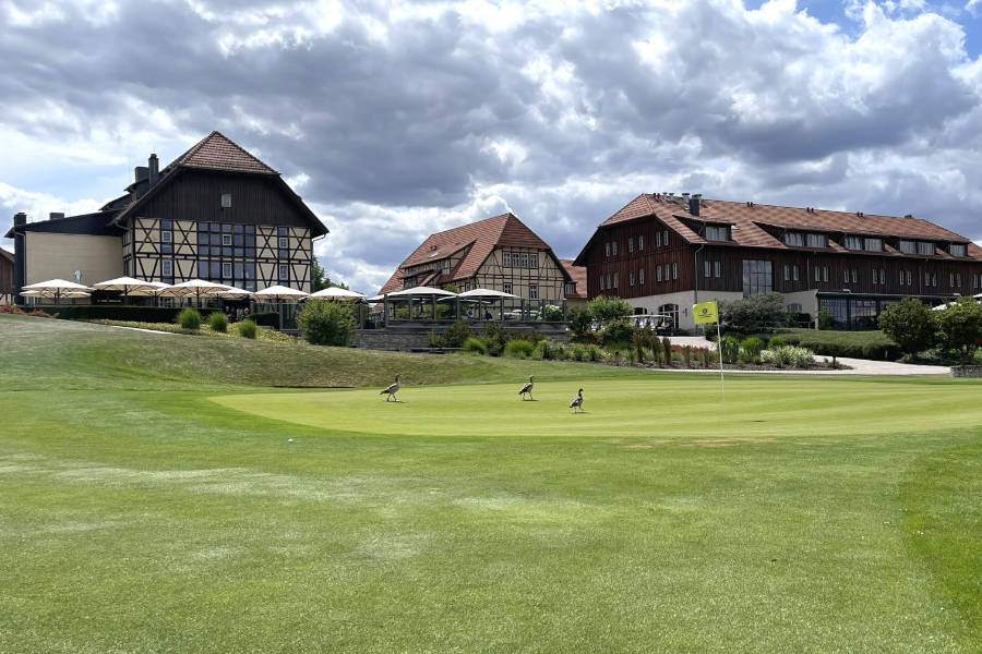 Ein Clubhaus auf einem Golfplatz