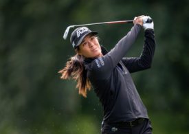 Céline Boutier schaut dem Ball hinterher