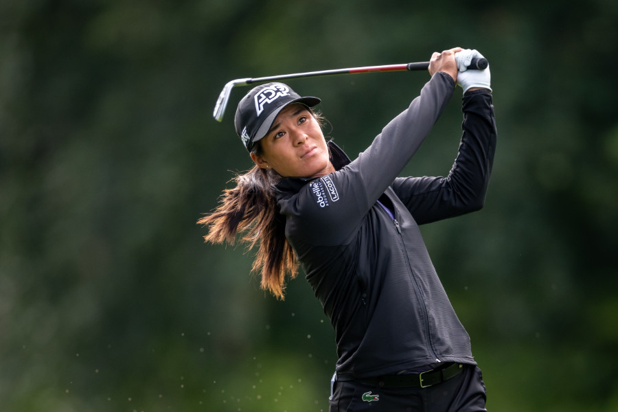 Céline Boutier schaut dem Ball hinterher