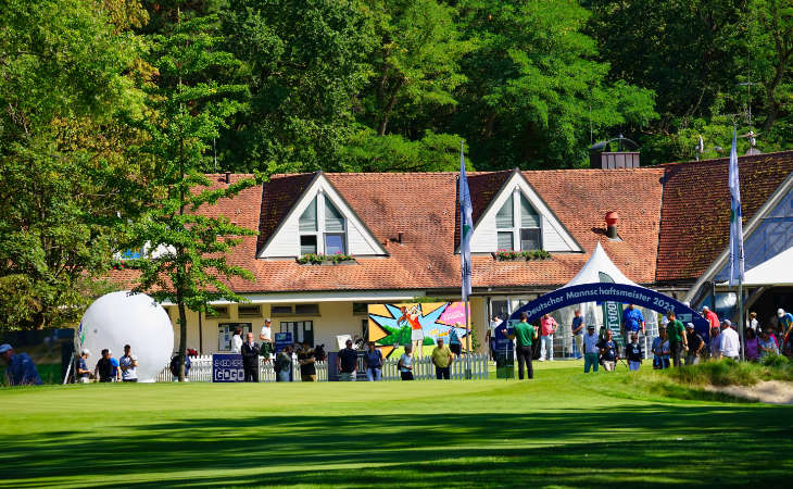 Fans vor dem Clubhaus im GC Pfalz