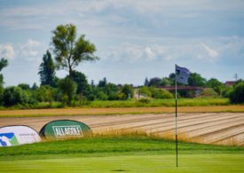 Fahne der Deutschen Golf Liga flattert im Wind