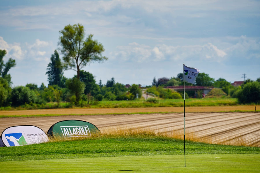 Fahne der Deutschen Golf Liga flattert im Wind