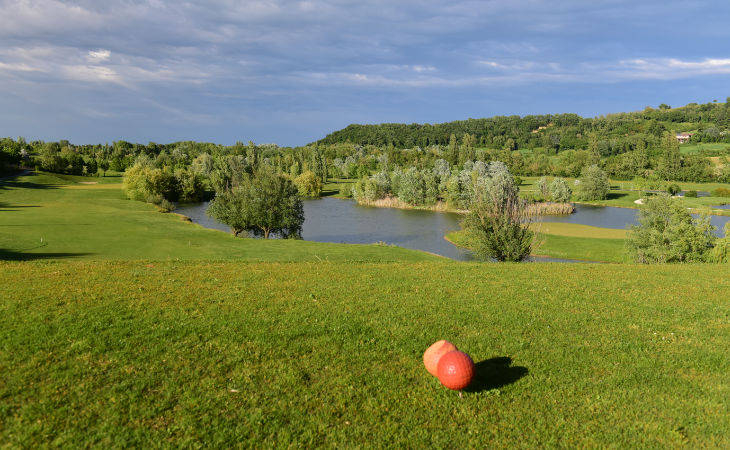 Blick von einem erhöhten Abschlag auf einen Teich