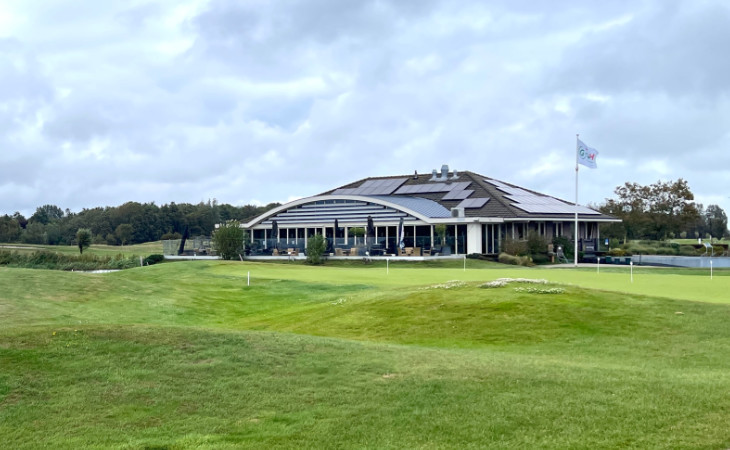 Das Clubhaus in Heiloo mit Puttinggrün im Vordergrund