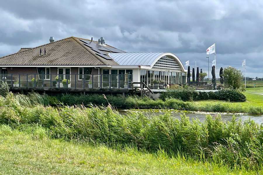 Das Clubhaus in Heiloo an einem Teich