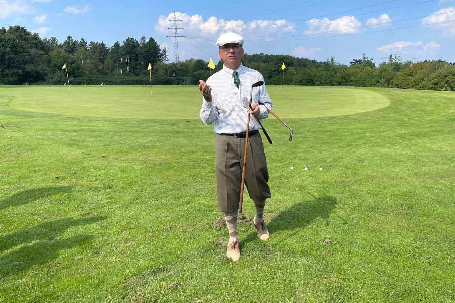 Perry Somers mit Hickory-Schlägern vor einem Grün