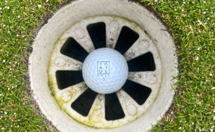 Golfball von IKARUS im Loch