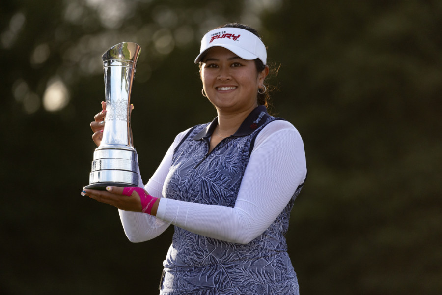 Lilia Vu mit der Trophäe der Women's Open