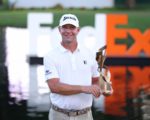 Lucas Glover mit der Trophäe der FedEx St. Jude Championship
