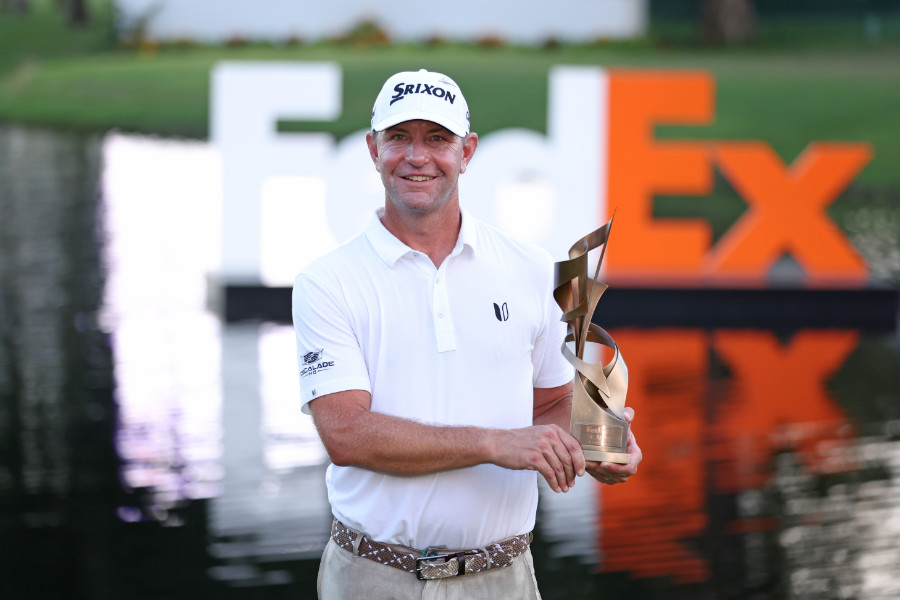 Lucas Glover mit der Trophäe der FedEx St. Jude Championship