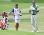 Matt Kuchar und sein Caddie mit ihren Yardage Books bei der Schlagvorbereitung