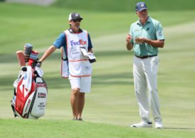 Matt Kuchar und sein Caddie mit ihren Yardage Books bei der Schlagvorbereitung