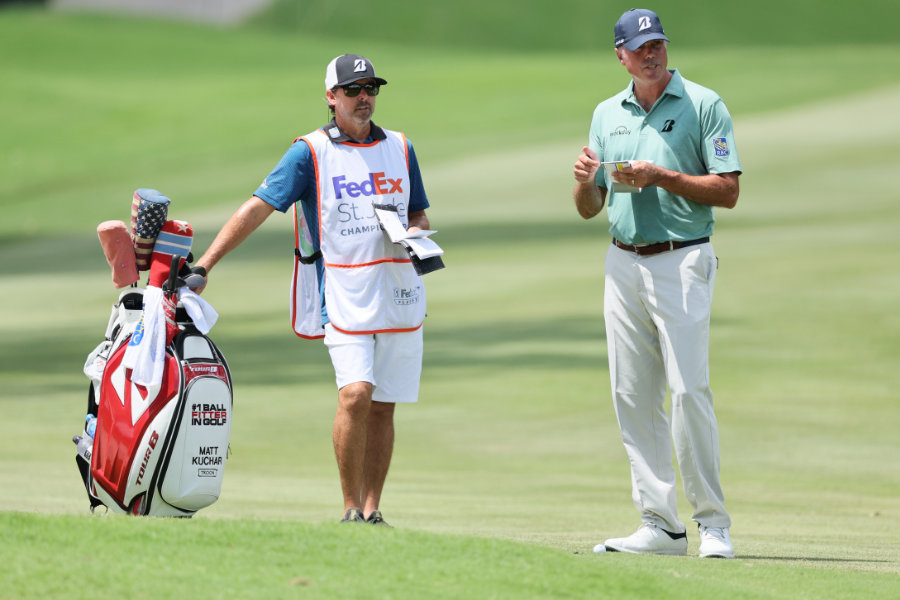 Matt Kuchar und sein Caddie mit ihren Yardage Books bei der Schlagvorbereitung