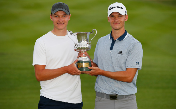 Rasmus Højgaard und Nicolai Højgaard posieren mit der Trophäe der Italian Open