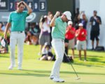 Rory McIlroy jubelt am letzten Loch der Tour Championship, im Hintergrund kratzt sich Scottie Scheffler am Kopf