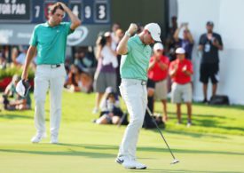 Rory McIlroy jubelt am letzten Loch der Tour Championship, im Hintergrund kratzt sich Scottie Scheffler am Kopf