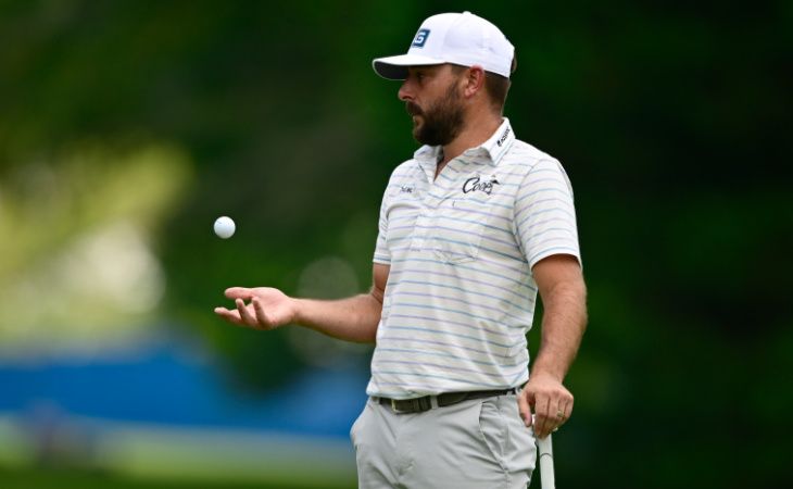 Stephan Jäger wirft einen Golfball in die Luft