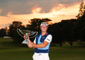 Viktor Hovland posiert mit dem FedExCup in der Abendsonne