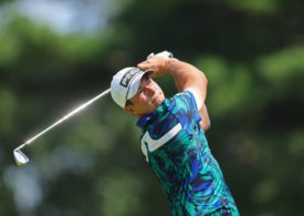 Viktor Hovland schaut dem Ball hinterher, sein Schläger glänzt in der Sonne
