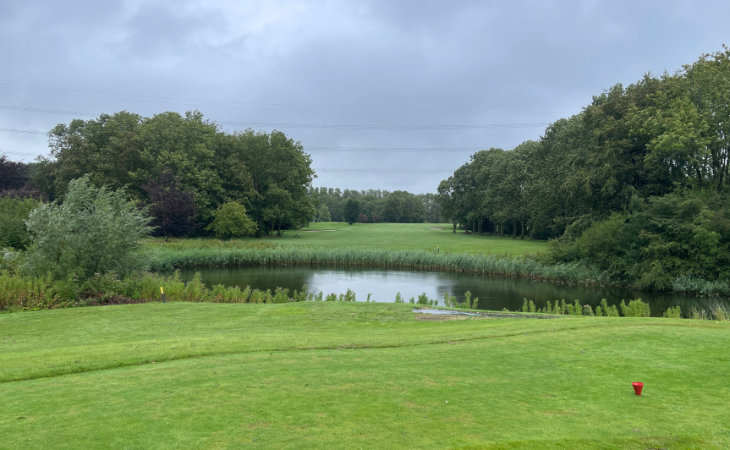 Ein Wasserhindernis auf einem Golfplatz