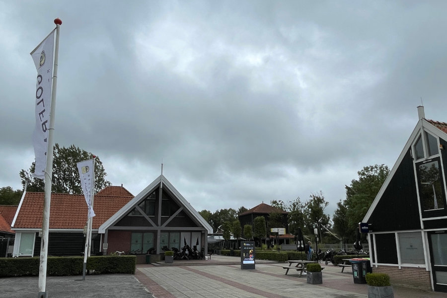 Ein Golfclubhaus mit Fahnen