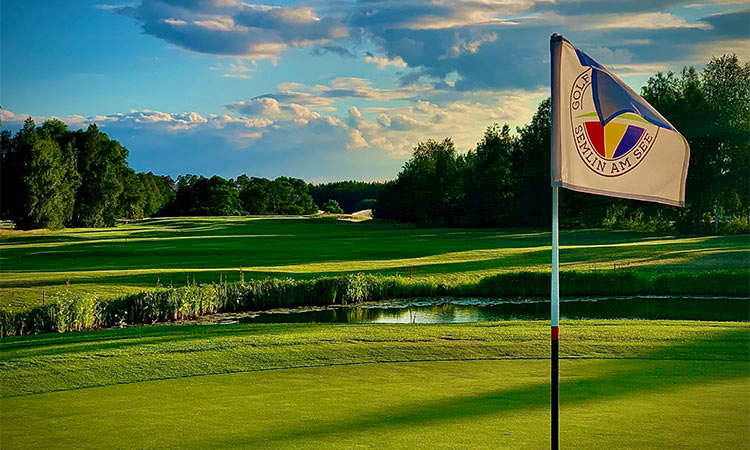 Ein Golf Feld mit einer Fahne im Vordergrund