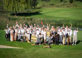Gruppenfoto von Hickory-Spielern auf einem Golfplatz