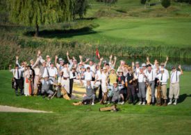Gruppenfoto von Hickory-Spielern auf einem Golfplatz